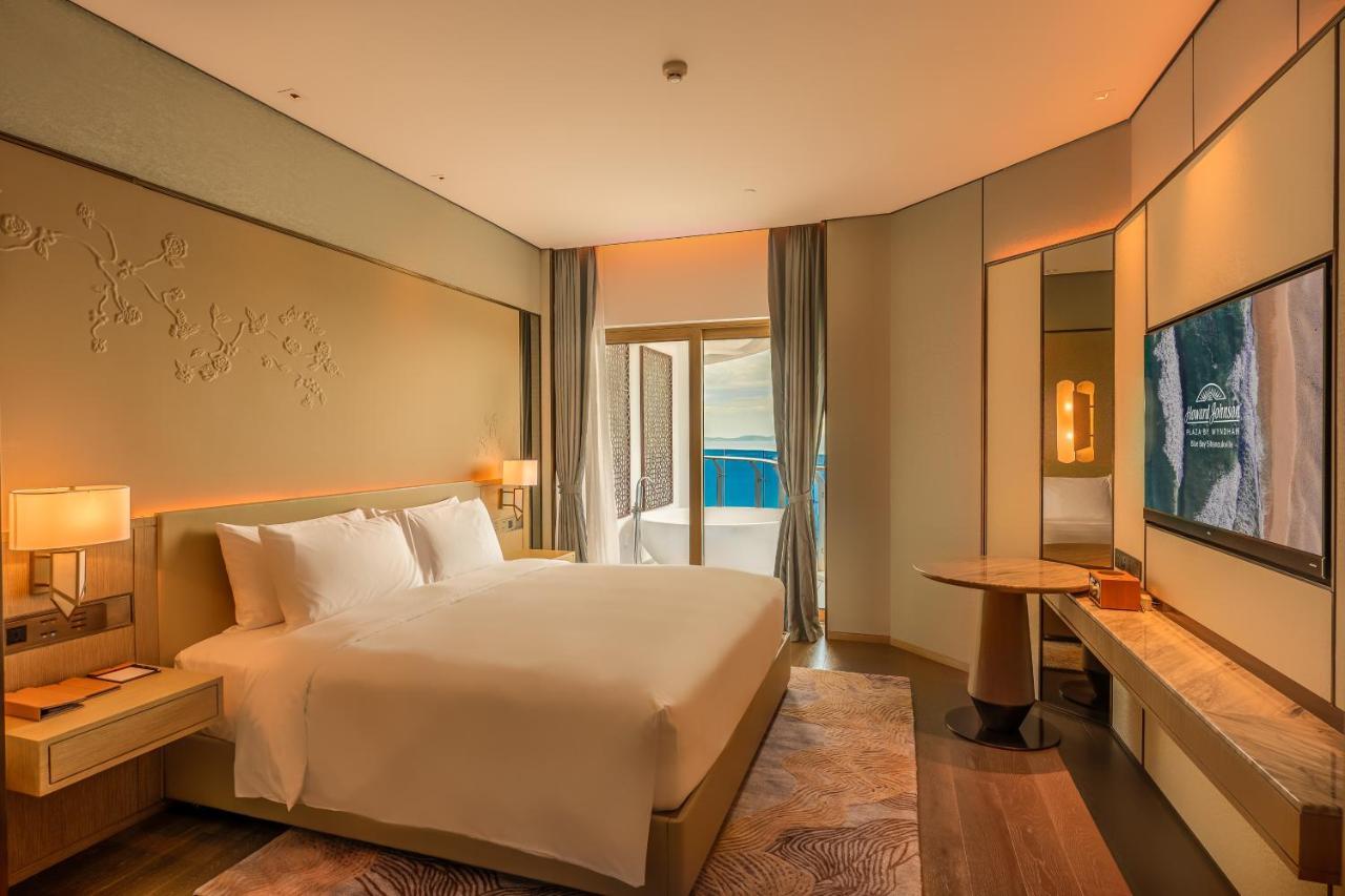 Howard Johnson Plaza By Wyndham Blue Bay Sihanoukville Bagian luar foto