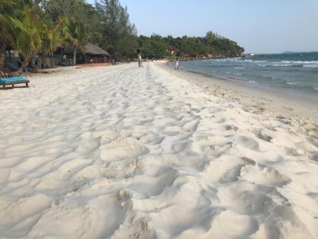 Howard Johnson Plaza By Wyndham Blue Bay Sihanoukville Bagian luar foto