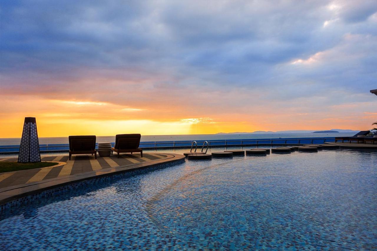 Howard Johnson Plaza By Wyndham Blue Bay Sihanoukville Bagian luar foto