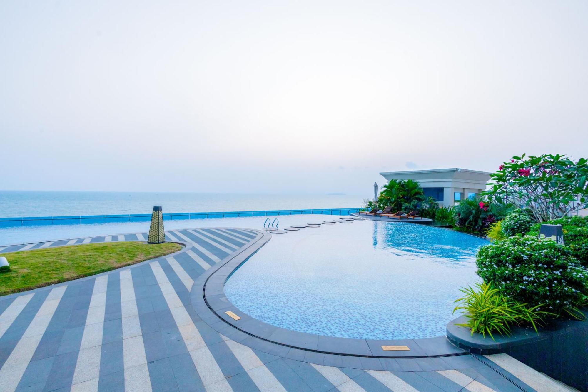 Howard Johnson Plaza By Wyndham Blue Bay Sihanoukville Bagian luar foto