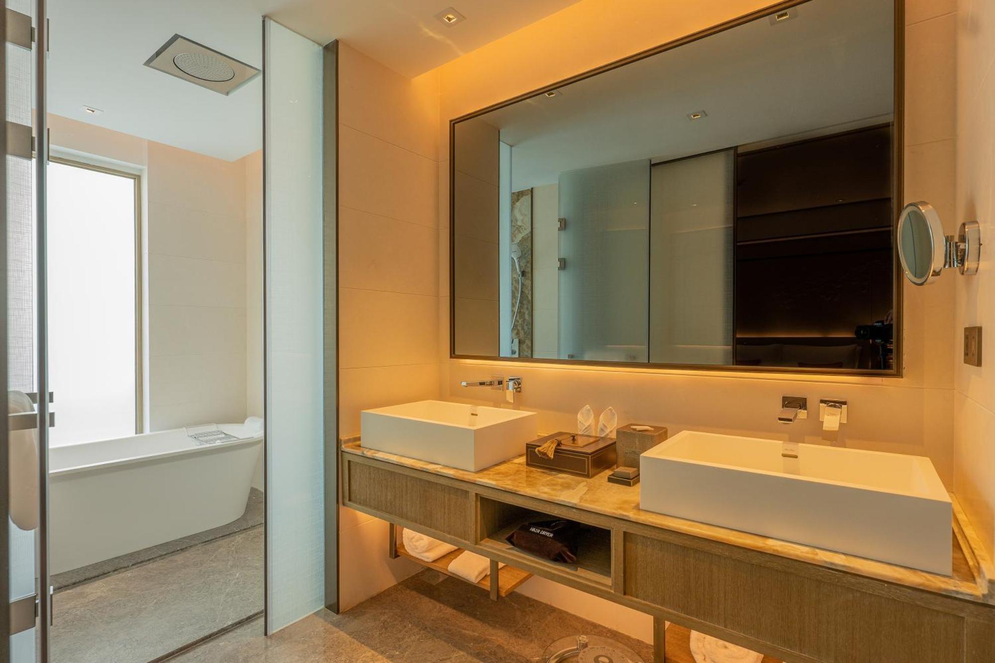 Howard Johnson Plaza By Wyndham Blue Bay Sihanoukville Bagian luar foto