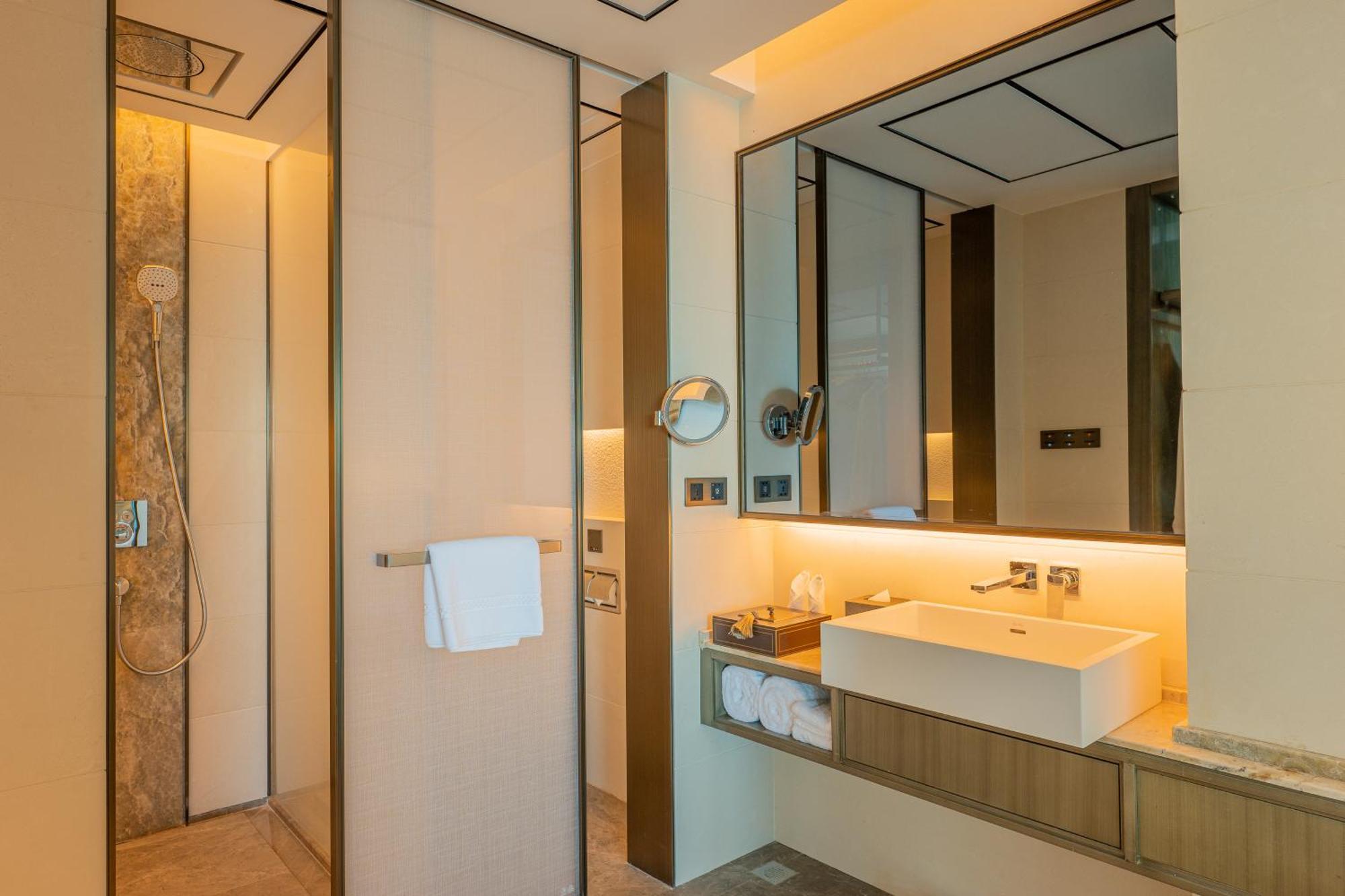 Howard Johnson Plaza By Wyndham Blue Bay Sihanoukville Bagian luar foto