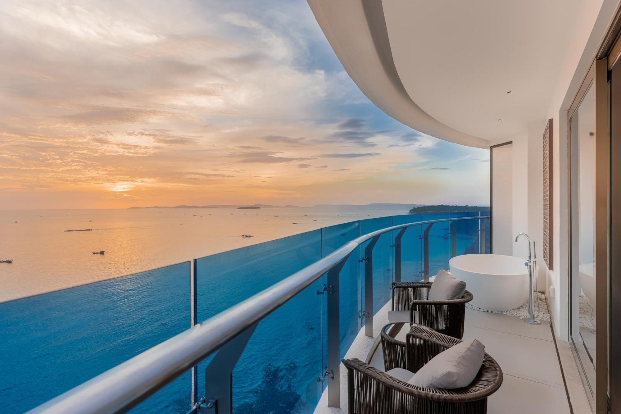Howard Johnson Plaza By Wyndham Blue Bay Sihanoukville Bagian luar foto