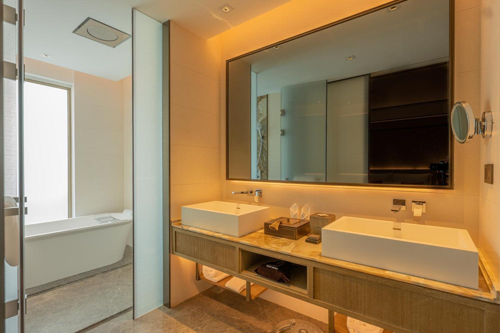 Howard Johnson Plaza By Wyndham Blue Bay Sihanoukville Bagian luar foto